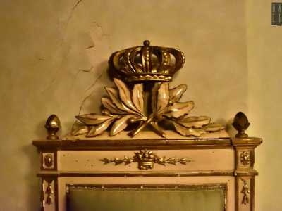�Qui vi sedettero il re Vittorio Emanuele III e sua moglie, nel periodo in cui Brindisi fu Capitale d�Italia, tra il 1943 e il 1944 � ci spiega con orgoglio la guida -. I dettagli delle corone furono aggiunti proprio per questo importante incontro, che si tenne in una residenza di Taranto�